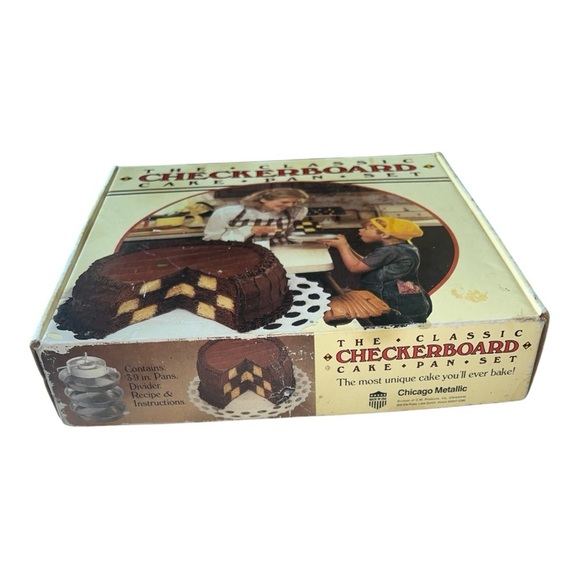 Classic Checkerboard Cake Pan Set - Black and Brown - Picture 2 of 6